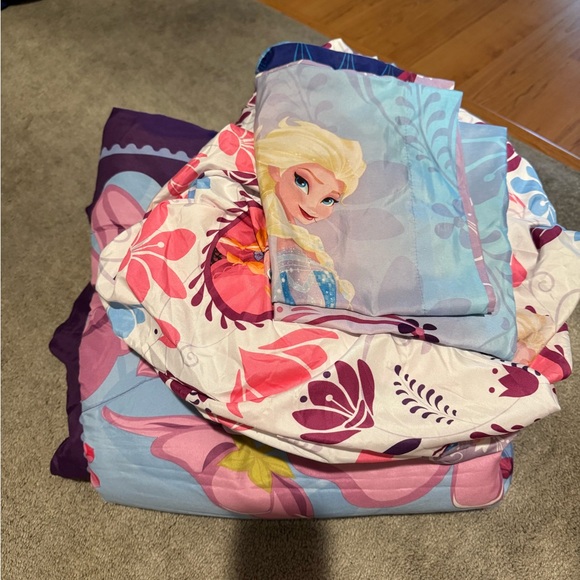 Disney Frozen Twin reversible, comforter, and sheet set - Picture 1 of 4